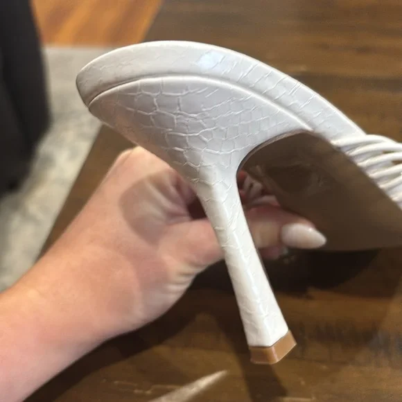 NWT Steve Madden Bond Heels in White - Picture 6 of 8